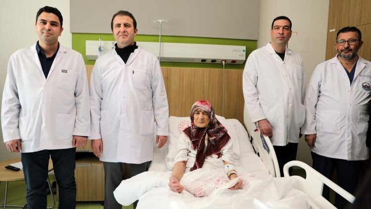 Karnından 4.5 kiloluk kitle çıktı