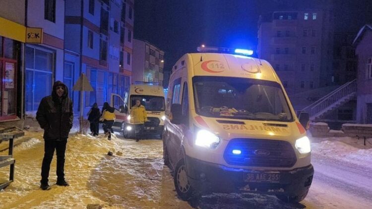 Kars'ta aynı aileden 4 kişi sobadan sızan gazdan zehirlendi