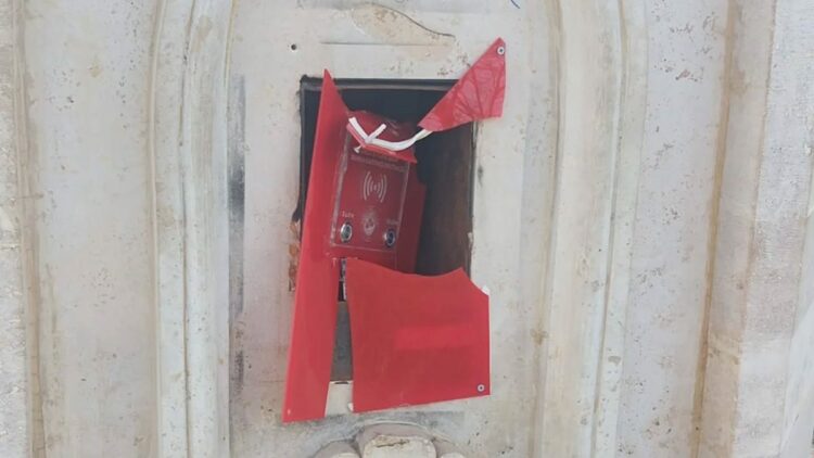 Kartlı sisteme geçilen hayır çeşmesine zarar verdiler