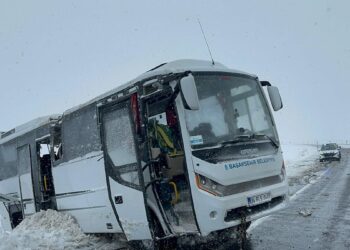 Kayseri'de cenaze götürülen midibüs devrildi; 3'ü ağır, 22 yaralı