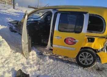 Kayseri'de yolcu minibüsü ile ticari taksi çarpıştı: 1'i ağır 16 yaralı