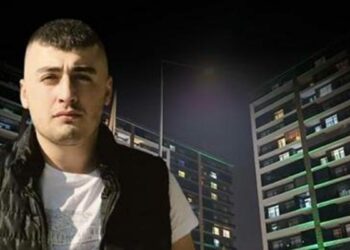 Kız kardeşini öldürüp, annesini yaraladıktan sonra intihar etti