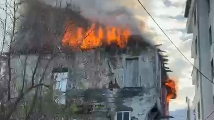 Kocaeli'de 3 katlı binada yangın