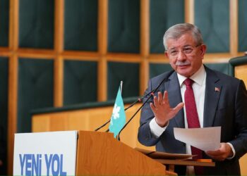 GELECEK Partisi Genel Başkanı Ahmet Davutoğlu, Milli Dayanışma, Kardeşlik ve Demokrasi Komisyonu'nun hazırladığı rapora ilişkin, "Komisyon raporu gecikiyor. Sanki doktora tezi yazılıyor, nedir bu? Benim önümde öğrenci olsalar hepsini sınıfta bırakırım, bu kadar süre tanınmaz" dedi. Gelecek Partisi Genel Başkanı Ahmet Davutoğlu, TBMM'de Yeni Yol Partisi grup toplantısında konuştu. Davutoğlu, 'Terörsüz Türkiye' hedefi kapsamında kurulan Milli Dayanışma, Kardeşlik ve Demokrasi Komisyonu'nun çalışmalarına ilişkin, "Komisyon çalışmalarında gördüğüm tablo şu; komisyon raporu gecikiyor. Sanki doktora tezi yazılıyor, nedir bu? Benim önümde öğrenci olsalar hepsini sınıfta bırakırım, bu kadar süre tanınmaz. Komisyon kurulduğunda demiştim ki; 'Bu işi 2 ayda bitirin ve 1 Ekim'de sunun. Bütçenin o çatışmalı günlerine bırakmayın.' Ne oldu? Bütçede herkes karşı karşıya geldi, o esnada İmralı ziyareti oldu ve partiler karşı karşıya geldi. Dün grup toplantılarında görülen, sertleşen polemiklere geldik. Hangi vasıf ve kimlikte olursa olsun kimse Türkiye'yi uyaramaz ama kimse de Suriye'deki Kürt kardeşlerimizi düşman gibi göremez. Dengeyi nasıl sağlayacağız, sertleşen bir dil var. Sayın Bahçeli'nin bile dili sertleşiyor, sükunet olmalı, devlet adamlığı çok düşünerek yapılan bir sanattır" diye konuştu.