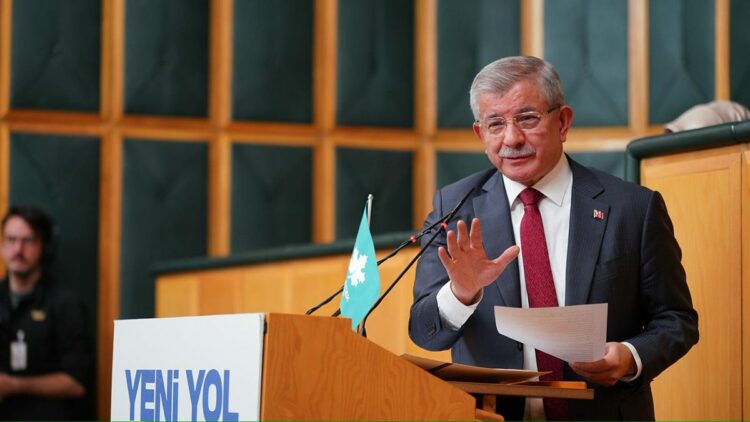 GELECEK Partisi Genel Başkanı Ahmet Davutoğlu, Milli Dayanışma, Kardeşlik ve Demokrasi Komisyonu'nun hazırladığı rapora ilişkin, "Komisyon raporu gecikiyor. Sanki doktora tezi yazılıyor, nedir bu? Benim önümde öğrenci olsalar hepsini sınıfta bırakırım, bu kadar süre tanınmaz" dedi. Gelecek Partisi Genel Başkanı Ahmet Davutoğlu, TBMM'de Yeni Yol Partisi grup toplantısında konuştu. Davutoğlu, 'Terörsüz Türkiye' hedefi kapsamında kurulan Milli Dayanışma, Kardeşlik ve Demokrasi Komisyonu'nun çalışmalarına ilişkin, "Komisyon çalışmalarında gördüğüm tablo şu; komisyon raporu gecikiyor. Sanki doktora tezi yazılıyor, nedir bu? Benim önümde öğrenci olsalar hepsini sınıfta bırakırım, bu kadar süre tanınmaz. Komisyon kurulduğunda demiştim ki; 'Bu işi 2 ayda bitirin ve 1 Ekim'de sunun. Bütçenin o çatışmalı günlerine bırakmayın.' Ne oldu? Bütçede herkes karşı karşıya geldi, o esnada İmralı ziyareti oldu ve partiler karşı karşıya geldi. Dün grup toplantılarında görülen, sertleşen polemiklere geldik. Hangi vasıf ve kimlikte olursa olsun kimse Türkiye'yi uyaramaz ama kimse de Suriye'deki Kürt kardeşlerimizi düşman gibi göremez. Dengeyi nasıl sağlayacağız, sertleşen bir dil var. Sayın Bahçeli'nin bile dili sertleşiyor, sükunet olmalı, devlet adamlığı çok düşünerek yapılan bir sanattır" diye konuştu.