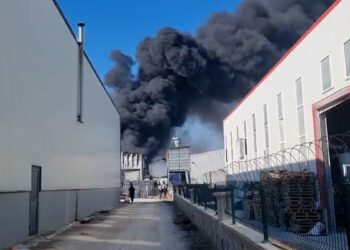 Konya'da fabrika deposu yandı; siyah duman gökyüzünü kapladı