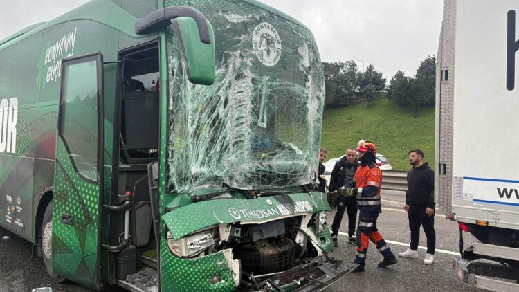 Konyaspor U-19 futbol takımını taşıyan otobüs kaza yaptı; 3 yaralı