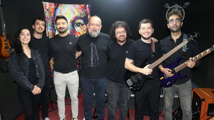 'Kulak Zarı' orkestrasının rockçı doktorları