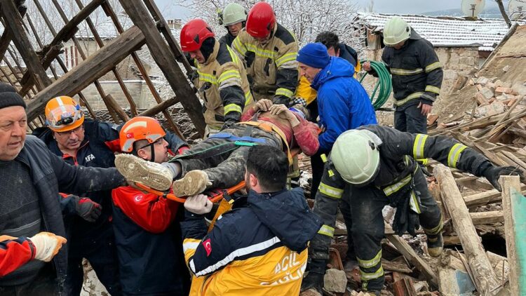 Kütahya'da 2 katlı kerpiç ev çöktü; 1 yaralı