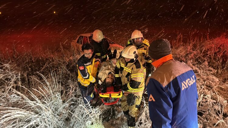 Kütahya'da tarlaya uçan otomobilin sürücüsü yaralandı