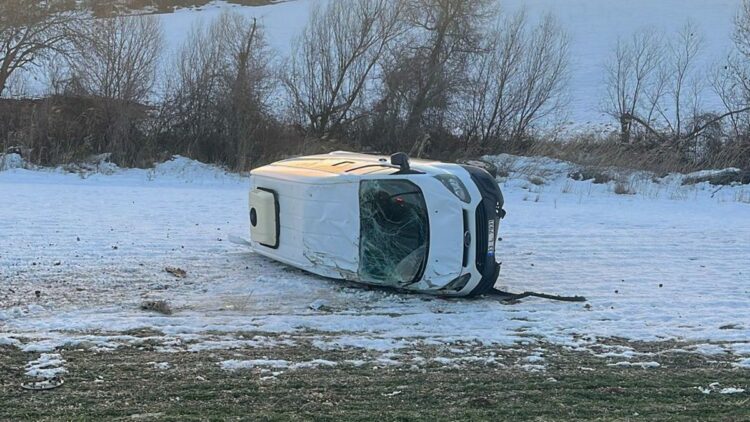 Lastiği patlayan minibüs devrildi; 4 yaralı