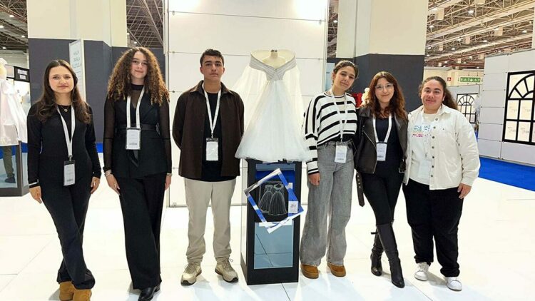 Liseliler, tasarladıkları gelinlikleri IF Wedding Fashion İzmir'de sergiledi