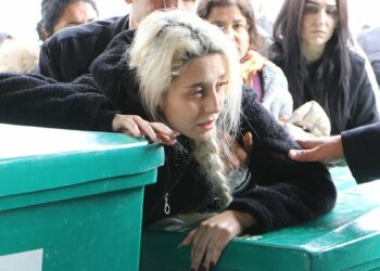 Lüks villadaki aile faciasında ölen kardeşler yan yana toprağa verildi