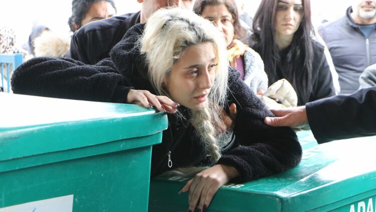 Lüks villadaki aile faciasında ölen kardeşler yan yana toprağa verildi