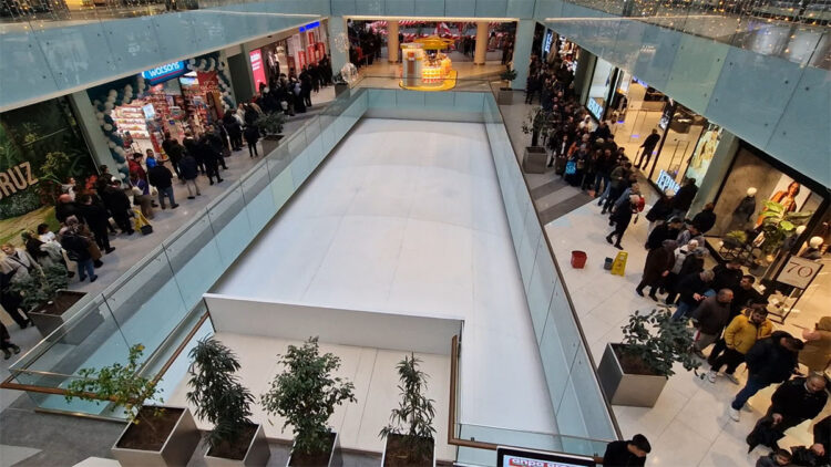 Zincir marketin açılışa özel teknoloji ürünlerindeki indirimi ilgi gördü