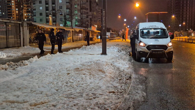 Malatya'da bıçaklı kavga; 2'si ağır 3 yaralı