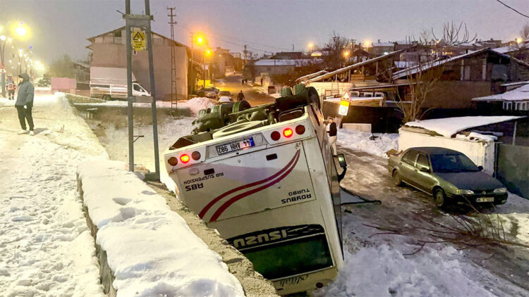 Malatya'da işçileri taşıyan midibüs devrildi