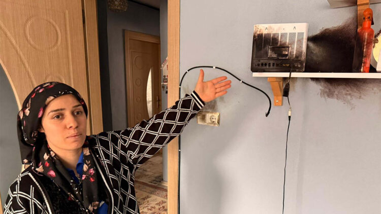 Manisa'da 3 eve yıldırım düştü