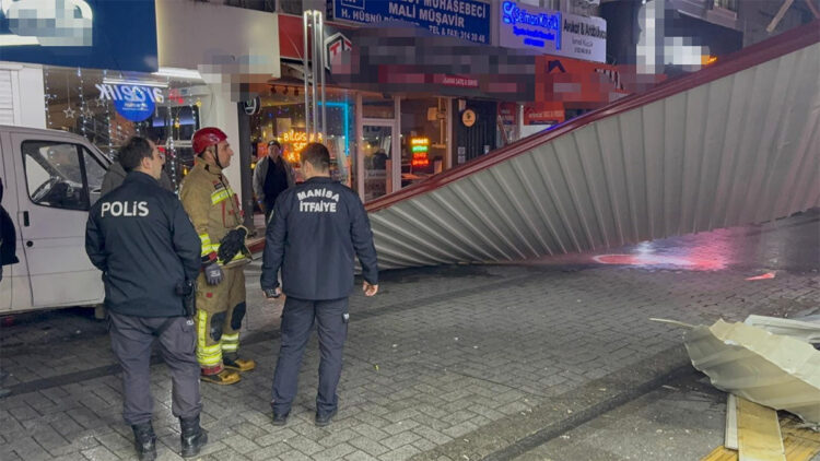 Manisa'da kuvvetli rüzgar binanın çatısını uçurdu