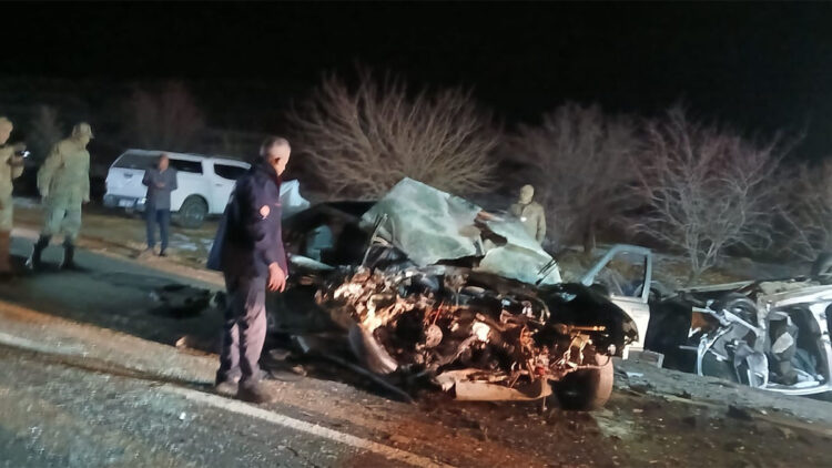 Mardin'de otomobil ile hafif ticari araç çarpıştı; 3 ölü, 2 yaralı