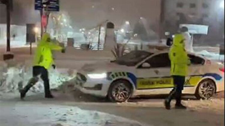 Mardin'de trafik polisleri çocuklarla kar topu oynadı