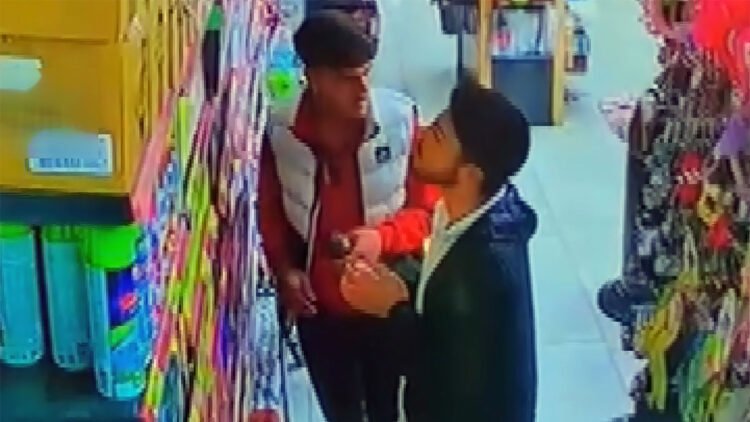 Marketteki deodorantları, arkadaşlarıyla buluşmaya gittikleri için çalmışlar