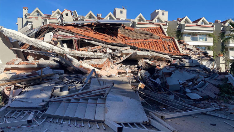 Marmaris'te 5 katlı apart otel çöktü