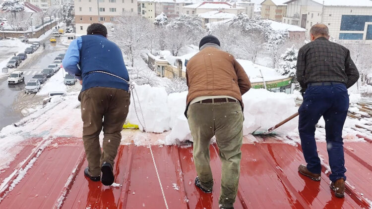 'Çatı temizleyicisi' olarak bilinen işçilerin zorlu mesaisi başladı