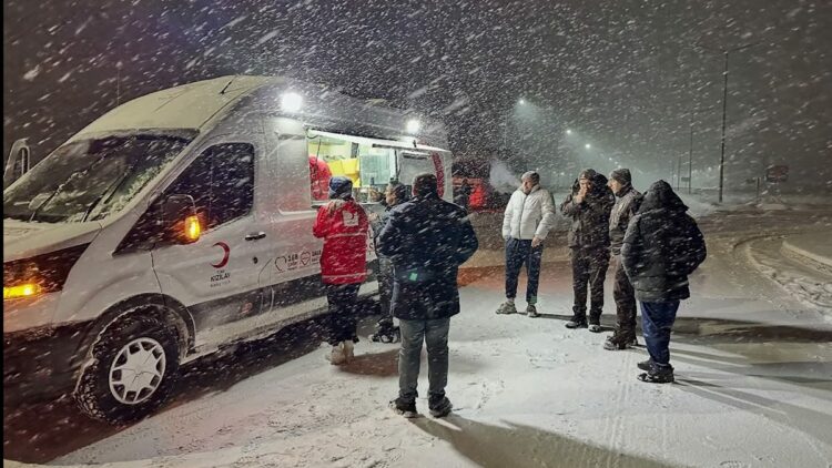 Malatya'da kardan yollar kapanınca, yolcular geceyi tesislerde geçirdi