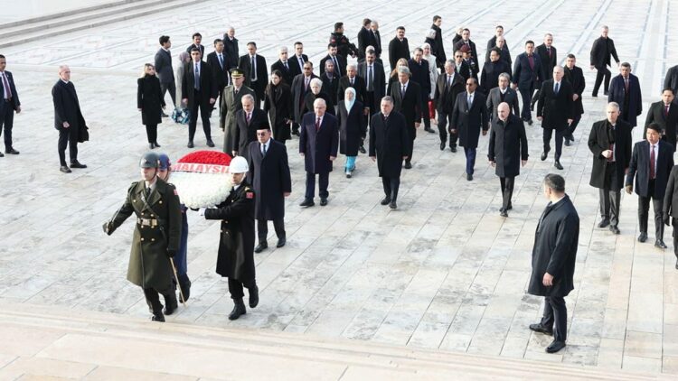 Malezya Başbakanı Enver İbrahim, Anıtkabir'i ziyaret etti