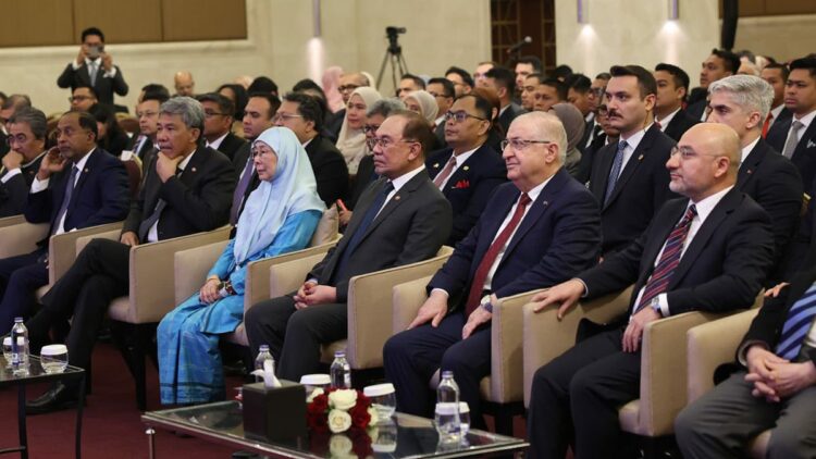 Malezya Başbakanı İbrahim, Ankara'da konferansa katıldı