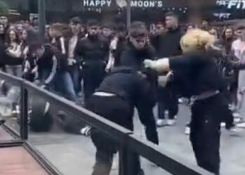 Maltepe'de alışveriş merkezindeki kadınların saç saça kavgası kamerada