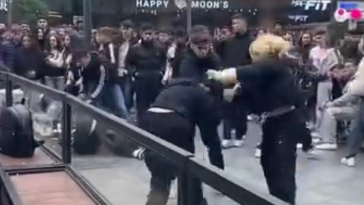 Maltepe'de alışveriş merkezindeki kadınların saç saça kavgası kamerada