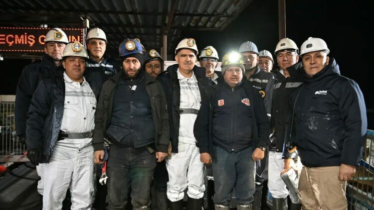 Manisa Valisi Özkan, yeni yıla madencilerle yer altında girdi