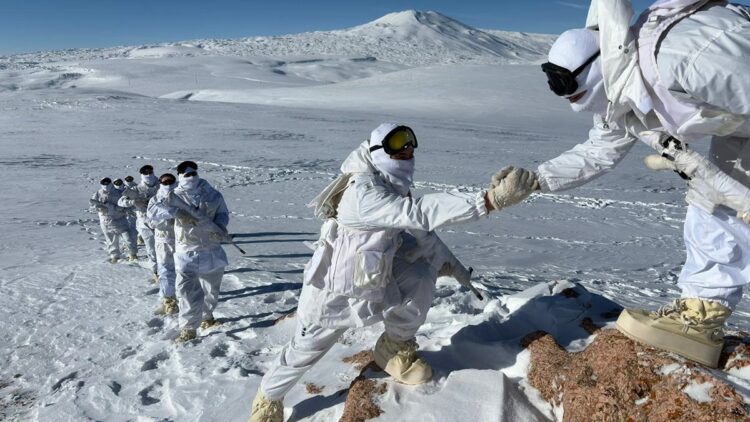 Mehmetçik, zorlu kış koşullarında hudut güvenliği için görevde