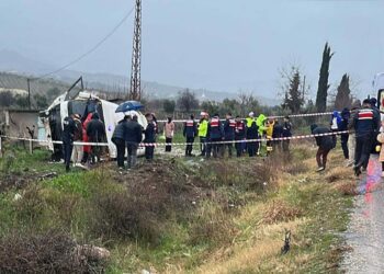 Memurları taşıyan midibüs devrildi: 1 ölü, 25 yaralı