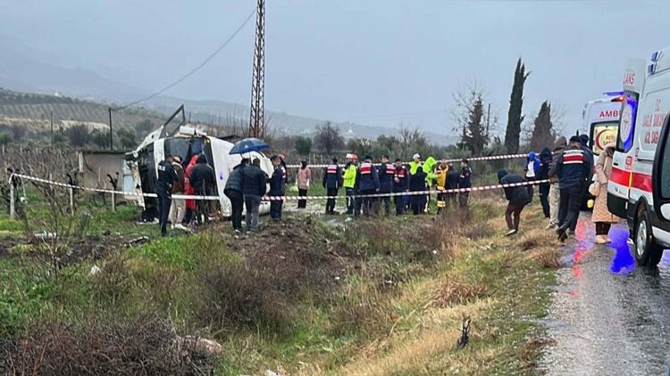 Memurları taşıyan midibüs devrildi: 1 ölü, 25 yaralı