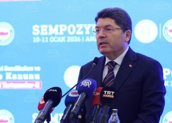 Meşruiyeti, dış ülkelerde ülkemizi şikayet ederek aramayız