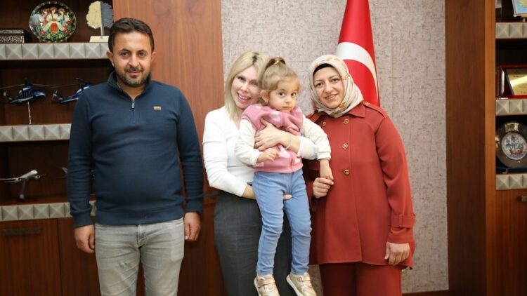 'Mucize' Özlenen bebek, doktorunu ziyaret etti