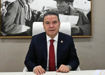 ANTALYA Büyükşehir Belediyesi’ne yönelik 'rüşvet' ve 'yolsuzluk' soruşturması kapsamında hazırlanan iddianamede, şüphelilerden Halil Tolga Ayvazoğlu ifadesinde, Muhittin Böcek’in, Ali Mahir Başarır'a daire hediye etmek istediğini söyleyerek, kendisinden daire talebinde bulunduğunu söyledi. Antalya Büyükşehir Belediyesi'ne yönelik 'rüşvet' ve 'yolsuzluk' soruşturması kapsamında tamamlanan 702 sayfalık iddianamede, 'Suçtan kaynaklanan malvarlığı değerlerini aklamak’la suçlanan şüphelilerden Halil Tolga Ayvazoğlu'nun 10 Aralık 2025 tarihli ek ifadesine de yer verildi. Ayvazoğlu ifadesinde; Muhittin Böcek'in kendisine, belediye başkan adaylığı sürecinde Ali Mahir Başarır ile görüştüğünü, adaylık için destek verdiğini, bu nedenle Başarır'a bir daire hediye etmek istediğini söyleyerek, bir daire talep ettiğini anlattı. 'NAKİT PARAYI ELDEN BAŞARIR'A VERDİĞİNİ SÖYLEDİ' Ayvazoğlu ifadesinde, "Ali Mahir Başarır'a daire hediye etmek istediğini söyleyerek, benden bir daire talebinde bulundu. 'Dairenin parasını da ben sana öderim' dedi. Benden daire bulmamı istese de bulmadım. Kendisi ile aramızda herhangi bir daire satışı da olmadı. Bunun dışında Muhittin Böcek bana, adaylık konusunda kendisini desteklediği için 2024 yerel seçimlerinde Büyükşehir Belediyesi adayı gösterildikten sonra 10 milyon lira nakit parayı elden Ali Mahir Başarır'a verdiğini söyledi. Bu paranın kaynağını bilmiyorum. Ben bu daire satışını yapmayınca başka bir kişiden daire alıp, Ali Mahir Başarır'a verdiğini kendisi bana söylemişti. Bu daireyi kimden aldığını, kimin adına tescil edildiği ile ilgili herhangi bir şey söylemedi. Ancak kendisinin söyleminden dolayı aldığını biliyorum" dedi. İddianamede; Ayvazoğlu'nun beyanı üzerine yapılan sorgulamada, Ali Mahir Başarır adına Antalya'da aktif/pasif tapu kaydı bulunmadığının anlaşıldığı kaydedildi.