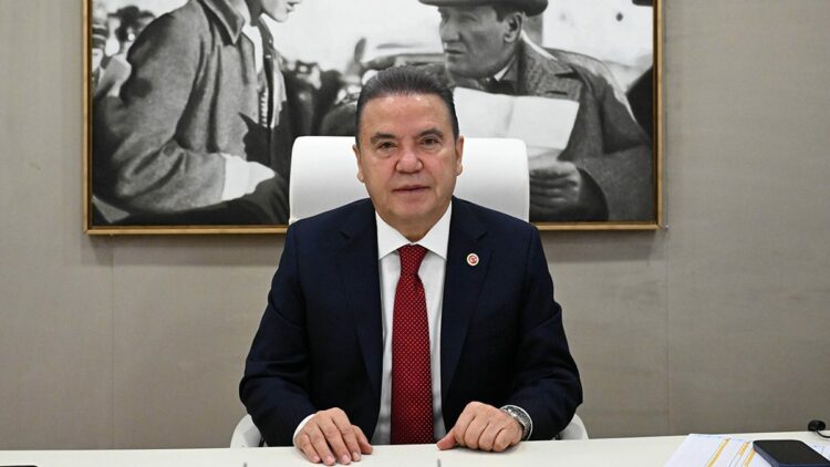 ANTALYA Büyükşehir Belediyesi’ne yönelik 'rüşvet' ve 'yolsuzluk' soruşturması kapsamında hazırlanan iddianamede, şüphelilerden Halil Tolga Ayvazoğlu ifadesinde, Muhittin Böcek’in, Ali Mahir Başarır'a daire hediye etmek istediğini söyleyerek, kendisinden daire talebinde bulunduğunu söyledi. Antalya Büyükşehir Belediyesi'ne yönelik 'rüşvet' ve 'yolsuzluk' soruşturması kapsamında tamamlanan 702 sayfalık iddianamede, 'Suçtan kaynaklanan malvarlığı değerlerini aklamak’la suçlanan şüphelilerden Halil Tolga Ayvazoğlu'nun 10 Aralık 2025 tarihli ek ifadesine de yer verildi. Ayvazoğlu ifadesinde; Muhittin Böcek'in kendisine, belediye başkan adaylığı sürecinde Ali Mahir Başarır ile görüştüğünü, adaylık için destek verdiğini, bu nedenle Başarır'a bir daire hediye etmek istediğini söyleyerek, bir daire talep ettiğini anlattı. 'NAKİT PARAYI ELDEN BAŞARIR'A VERDİĞİNİ SÖYLEDİ' Ayvazoğlu ifadesinde, "Ali Mahir Başarır'a daire hediye etmek istediğini söyleyerek, benden bir daire talebinde bulundu. 'Dairenin parasını da ben sana öderim' dedi. Benden daire bulmamı istese de bulmadım. Kendisi ile aramızda herhangi bir daire satışı da olmadı. Bunun dışında Muhittin Böcek bana, adaylık konusunda kendisini desteklediği için 2024 yerel seçimlerinde Büyükşehir Belediyesi adayı gösterildikten sonra 10 milyon lira nakit parayı elden Ali Mahir Başarır'a verdiğini söyledi. Bu paranın kaynağını bilmiyorum. Ben bu daire satışını yapmayınca başka bir kişiden daire alıp, Ali Mahir Başarır'a verdiğini kendisi bana söylemişti. Bu daireyi kimden aldığını, kimin adına tescil edildiği ile ilgili herhangi bir şey söylemedi. Ancak kendisinin söyleminden dolayı aldığını biliyorum" dedi. İddianamede; Ayvazoğlu'nun beyanı üzerine yapılan sorgulamada, Ali Mahir Başarır adına Antalya'da aktif/pasif tapu kaydı bulunmadığının anlaşıldığı kaydedildi.