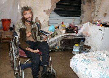 Muşambayla çevrili alanda yaşam mücadelesi veren engelli, hastaneye yatırıldı