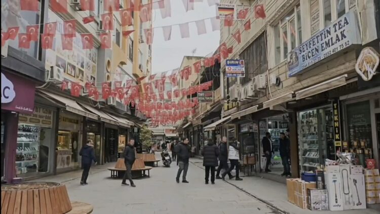 Nusaybin’de, sınır hattında Türk bayrağına saldırıya esnaftan tepki