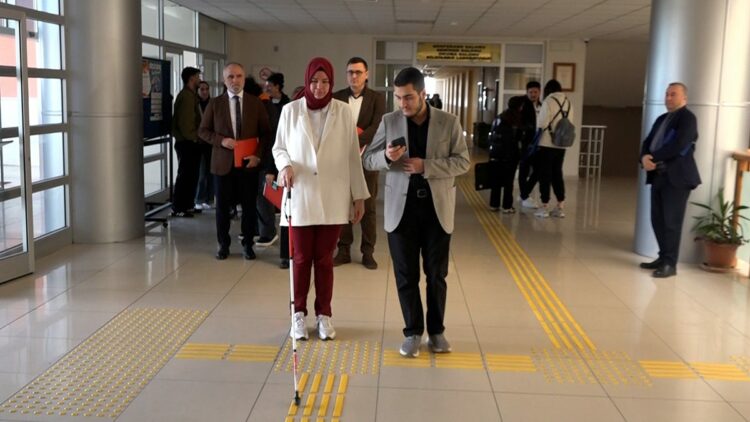 OMÜ’de görme engelliler için yapay zeka destekli asistan devreye girdi