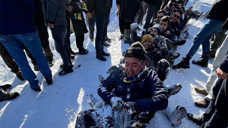 150 kişi zincir oluşturup poşetlerle kaydı