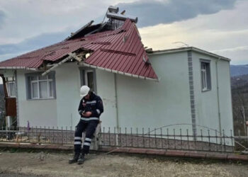 Ordu'da fırtına nedeniyle 1 evin çatısı uçtu