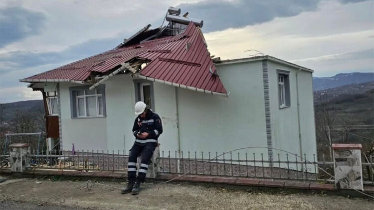 Ordu'da fırtına nedeniyle 1 evin çatısı uçtu