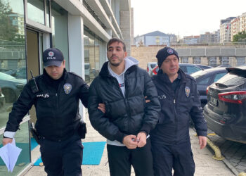 Belediye otobüsünde 'ters baktınız' deyip, 2 kişinin boynuna bıçak dayadı