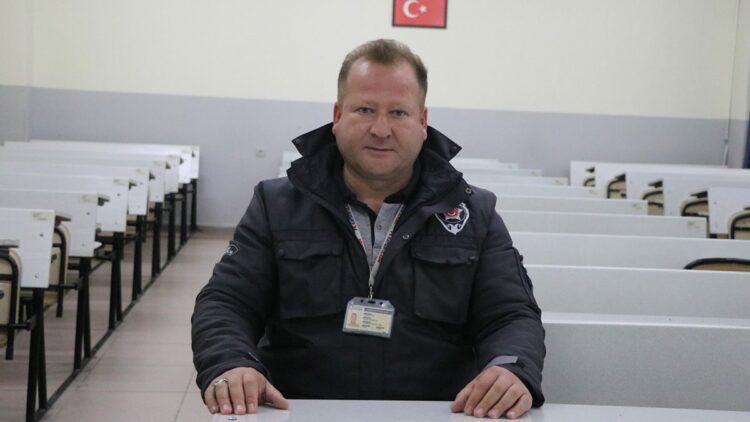 Öğrencilerden etkilendi, çocukluk hayali gazetecilik okuyor