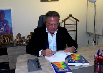 Oktar Asoğlu’nun yeni romanı ‘Kırmızı Deniz Mavi İnsan’ okurlarla buluştu